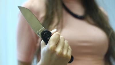 Женщина зарезала настойчивого ухажера во время пьянки под Саратовом
