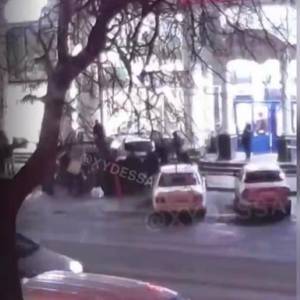 Полицейский автомобиль в Одессе сбил женщину на тротуаре