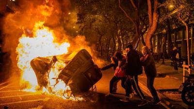 Баррикады и столкновения с полицией: в Испании протесты против ареста рэпера переросли в беспорядки