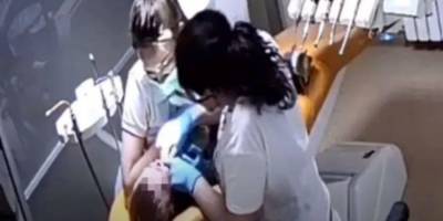 Стоматолог из Ровно, подозреваемая в избиении детей, не выходит на связь с полицией