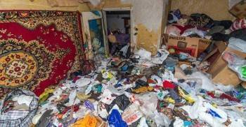 В Соколе местная жительница превратила квартиру в помойку