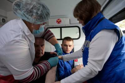 Прививки от COVID-19 в Петербурге получат на два миллиона человек меньше