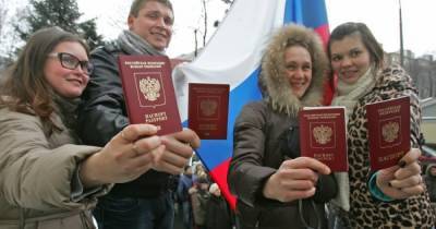 Сколько жителей Донбасса получили российский паспорт: в РФ озвучили цифры