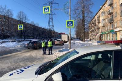 20 пешеходов-нарушителей поймали дорожные полицейские в Петрозаводске