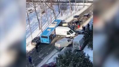 На севере Москвы столкнулись сразу 10 автомобилей