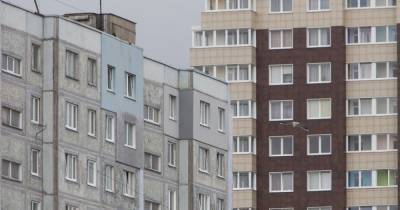 В Калининграде на ул. Толстикова мужчина выпал из окна высотки и погиб
