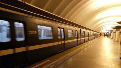 Пассажир упал под поезд в московском метро и погиб