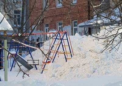 В центре Рязани детскую площадку завалили снегом