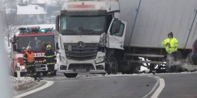 В чешском Подседице микроавтобус с 6 украинцами в салоне попал в аварию с грузовиком, двое погибли, фото - ТЕЛЕГРАФ