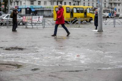 В Екатеринбурге травмпункты переполнены пациентами из-за гололеда на тротуарах