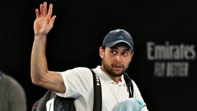 С двумя брейками и камбэком во втором сете: как Карацев уступил Джоковичу в полуфинале Australian Open