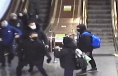 В Киеве подростки устроили жестокое побоище в метро, видео: "проломанный череп, гематомы и рваные раны"