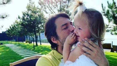 Сергей Притула отдыхает в Дубае с семьей: трогательное фото с дочкой