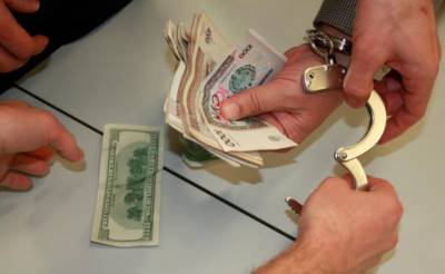 В Ташкенте мужчина обратился к правоохранителям с жалобой на валютчиков. Они поймали одного из них