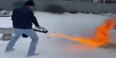 В Техасе жители плавят снег огнеметами - видео - ТЕЛЕГРАФ