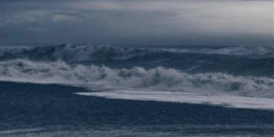 Двухметровые волны и сильный ветер. В акватории Азовского моря объявили штормовое предупреждение