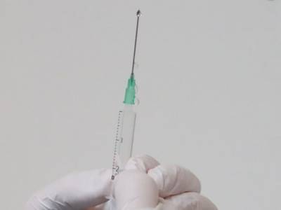 СМИ: В Бразилии медсестры проводили вакцинацию пустыми шприцами