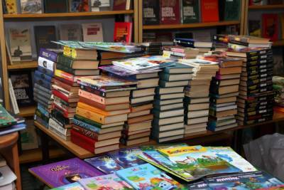Сотрудники «Роснефти» подарили детям три тысячи книг