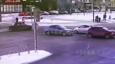 Видео: на перекрестке Богатырского проспекта и Яхтенной улицы столкнулись два авто