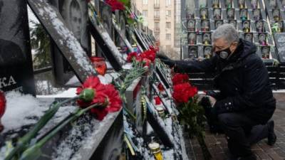 К власти пришел Антимайдан, но мы способны защитить Украину, - Порошенко во время чествования Героев Небесной Сотни