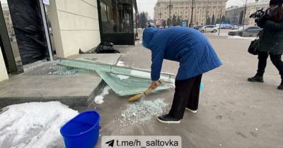 В Харькове неизвестные напали на магазин и разбили десяток витрин (4 фото)