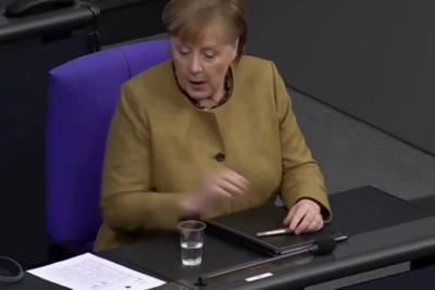 Паника Меркель из-за ненадетой маски попала на видео