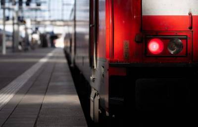 Ужасный инцидент в Тюрингии: неизвестный 40 минут насиловал 13-летнюю девочку в поезде