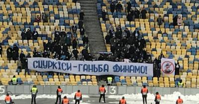 "Сцуркисы - позор "Динамо". Луческу, go away": фанаты отметили возвращение на трибуны баннерами
