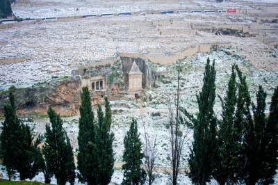 Иерусалим впервые за несколько лет засыпало снегом: фото, видео
