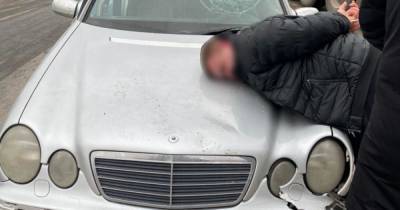 При попытке задержания вооруженный иностранец совершил наезд на автомобиле на двух полицейских (3 фото)