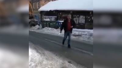 В Саратове недовольный уборкой снега мужчина ранил ножом директора управляющей компании