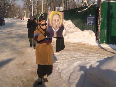 В Москве к художнице пришла полиция после акции с иконой Путина