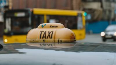 Таксист залез руками под куртку своей клиентки в Петербурге
