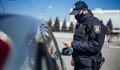 Українських водіїв зобов’язали «передавати» права на вимогу поліції