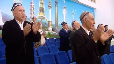На церемонию награждения лучшего этрапа пригласили зрителей в узбекской национальной одежде. В этот день в Ашхабад прибыл глава МИД РУз