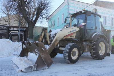 Дворники и машины продолжают избавлять Твери от снежных завалов