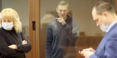 «Наверное, в кандалах будут возить». Навального в СИЗО поставили на учет из-за «склонности к побегу»