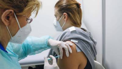 Испытания вакцины «ЭпиВакКорона» среди людей старше 65 лет завершились в РФ