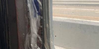 Укрзализныця заклеивает скотчем щели в рамах окон поезда Одесса-Черновцы, фото - ТЕЛЕГРАФ