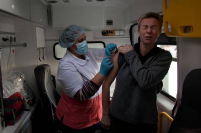 Петербуржцам рассказали, кому нельзя делать вакцину от коронавируса