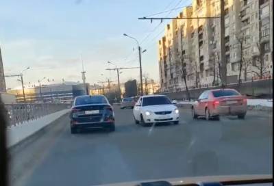 Водитель на «Приоре» устроил опасный заезд в Петербурге