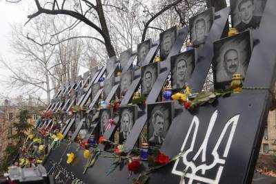 Со слезами на глазах: в Киеве поминают память Героев Небесной Сотни