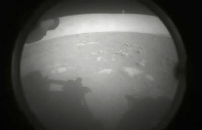 Аппарат Perseverance совершил посадку на Марсе и предал на Землю два снимка