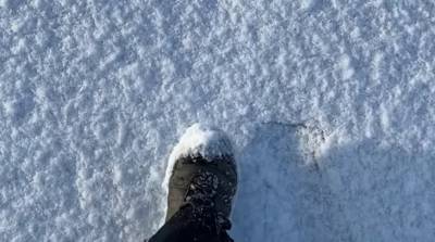 Лучший антистресс! Прогулку по хрустящему снегу в Великобритании показали на видео