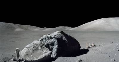 Китайский космический аппарат нашел на поверхности Луны необычный камень и мячи для гольфа