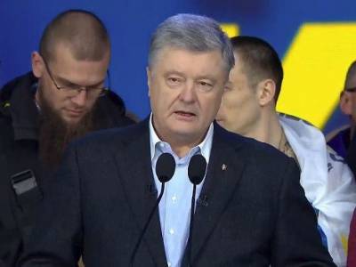 Порошенко из-за закрытия телеканалов напомнил Зеленскому о судьбе Януковича
