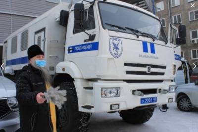 В Улан-Удэ православный священник по древнему обычаю освятил полицейские машины