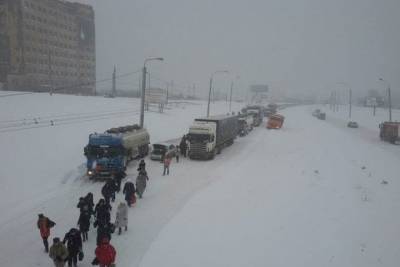После снегопада в Омске на дорогах образовались сильные «пробки»