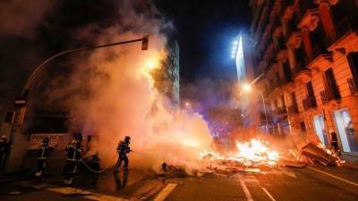 Огненные костры и баррикады: Беспорядки в Испании не утихают третий день