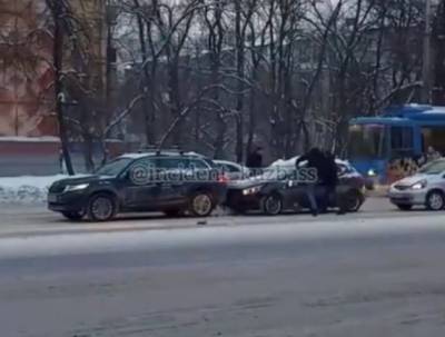 Потасовка между водителями после ДТП в Кемерове попала на видео